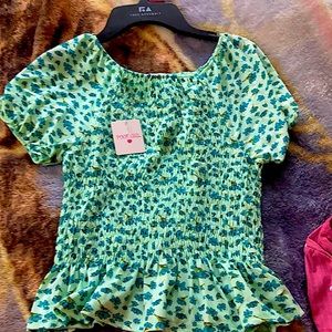 selling this beautiful blue flower shirt🤩